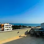 Yellow Building דורס